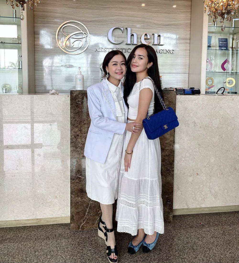 padu padan t-shirt putih ala Beby Tsabina (instagram.com/bebytsabina)