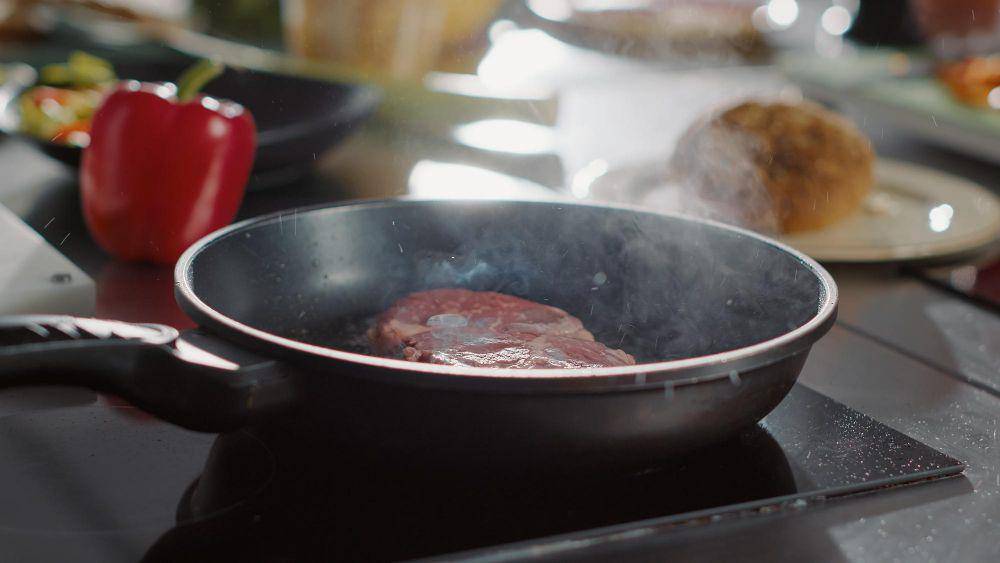 ilustrasi memanggang ayam fillet (freepik.com/DC Studio)