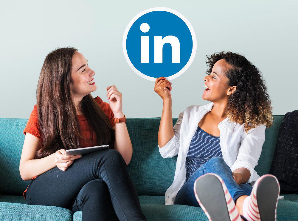 ilustrasi seseorang memposting di aplikasi LinkedIn (freepik.com/rawpixel.com)