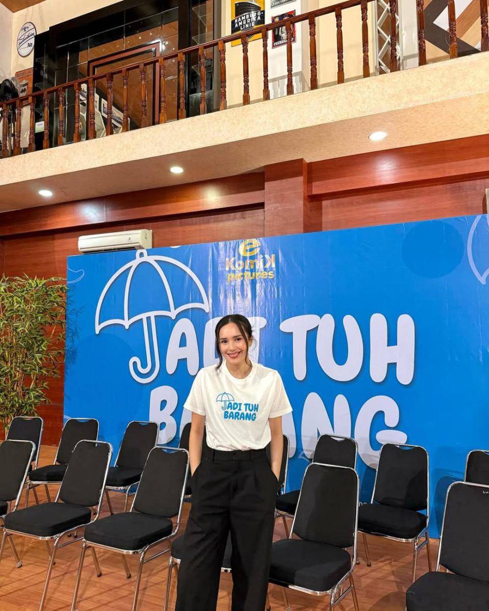 padu padan t-shirt putih ala Beby Tsabina (instagram.com/bebytsabina)