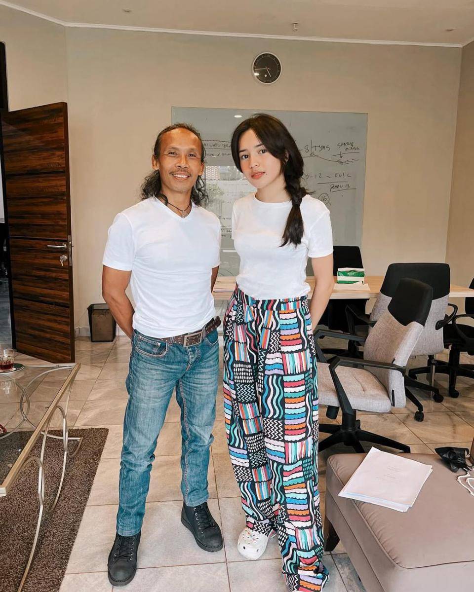 padu padan t-shirt putih ala Beby Tsabina (instagram.com/bebytsabina)