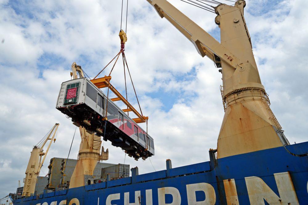 2 KRL Baru dari China Tiba di Indonesia, Begini Penampakannya