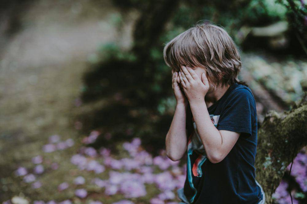 ilustrasi anak mengalami masalah (unsplash.com/Annie Spratt)