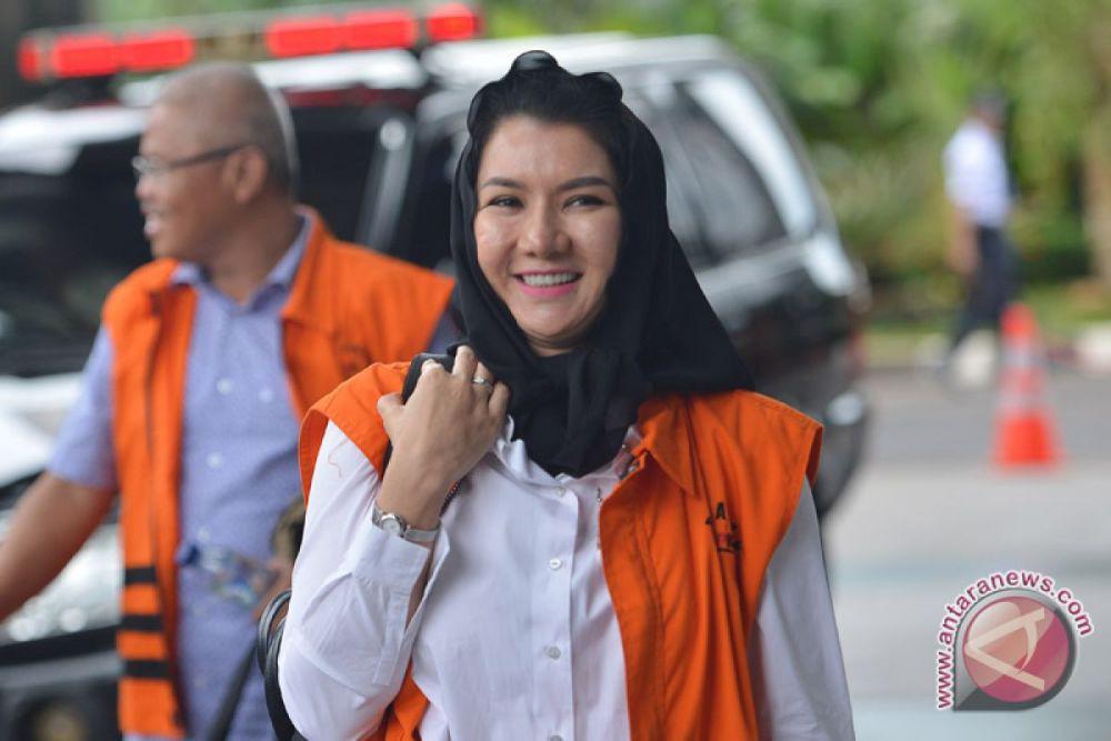 Rita Widyasari diperiksa KPK dalam perkara korupsi. (ANTARA FOTO/Wahyu Putro A)