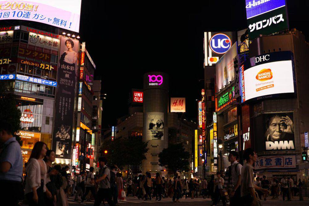 ilustrasi LED di Tokyo (unsplash.com/𝗔𝗹𝗲𝘅 𝘙𝘢𝘪𝘯𝘦𝘳)