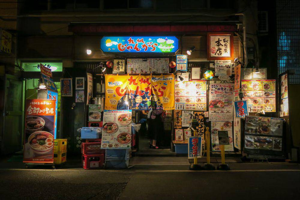 ilustrasi warung ramen (unsplash.com/Shigeki Wakabayashi)