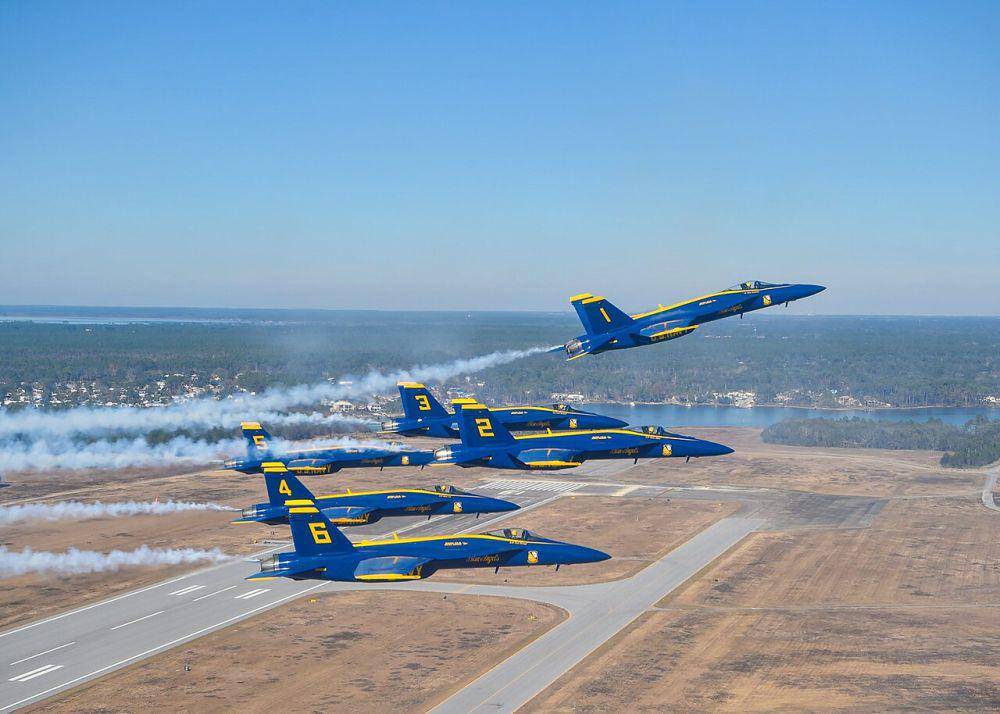 potret tim aerobatik udara Blue Angels dalam sebuah atraksi di atas Florida pada tahun 2021 (commons.wikimedia.org/US Navy)