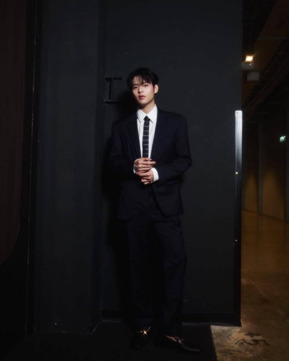 smart casual outfit ala Poon Mitpakdee (instagram.com/poon_mit12)