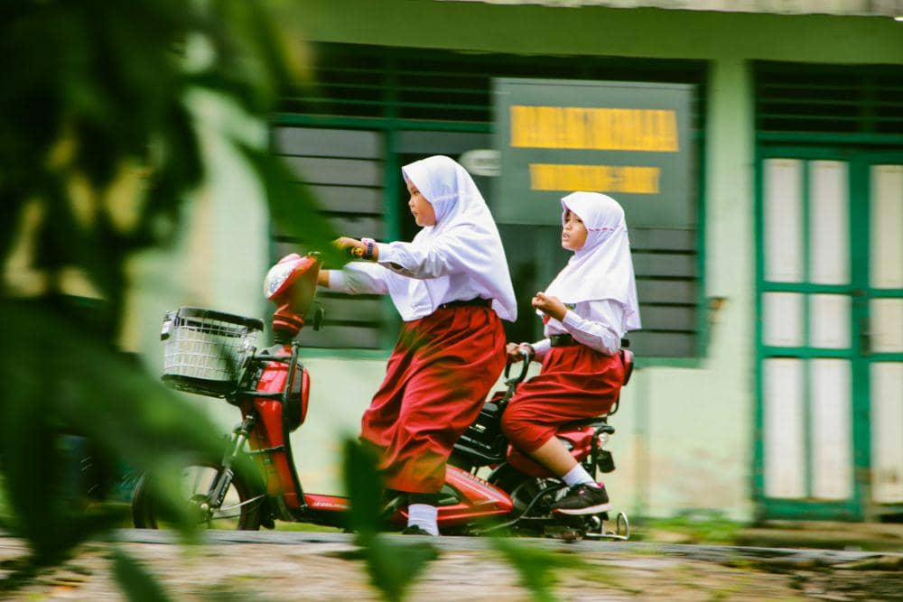 Ilustrasi siswi sd menunggangi sepeda listrik (unsplash.com/dwi_cahyo44)