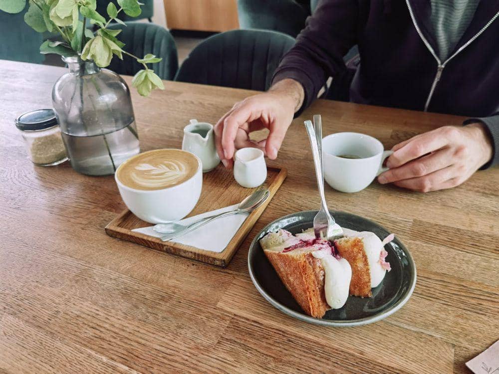 ilustrasi ngopi di kafe (pexels.com/Vero Lova)