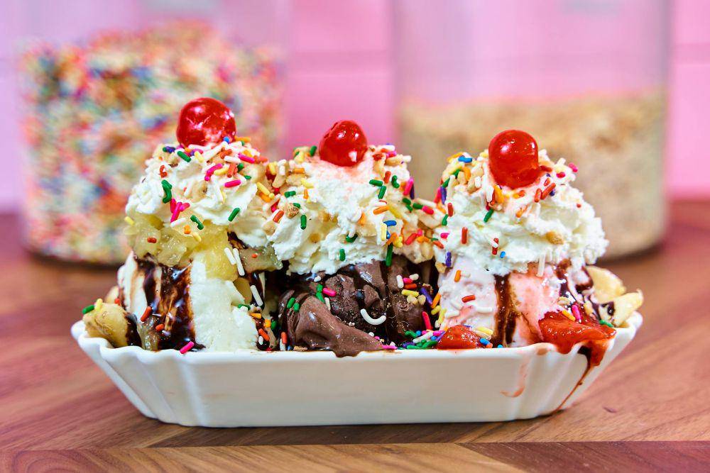ilustrasi makan dessert favorit sebagai self reward (pexels.com/david disponet)