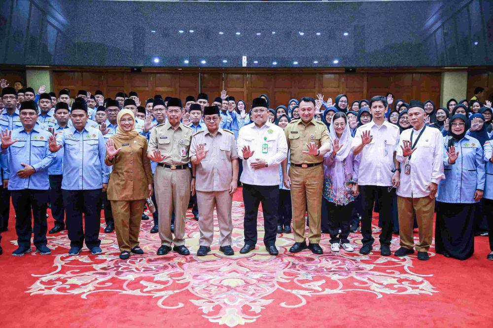 Pengukuhan 120 Petugas Penyelenggara Ibadah Haji (PPIH) Kloter Provinsi DKI Jakarta Tahun 1446 H/2025 di Balai Agung, Balai Kota Jakarta, pada Selasa (29/4) (jakarta.go.id)