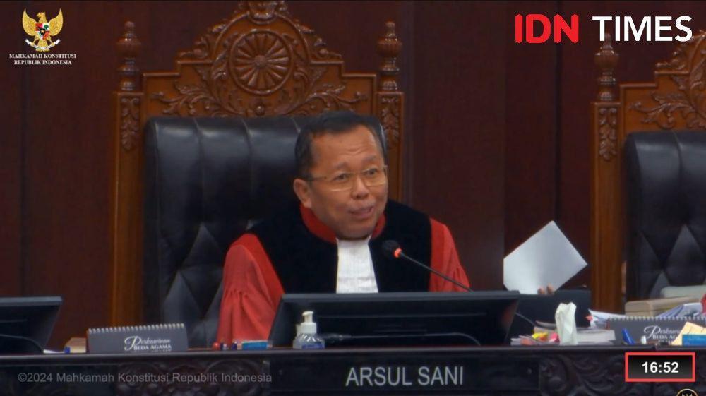 Hakim konstitusi, Arsul Sani ketika hadir di sidang Mahkamah Konstitusi (Tangkapan layar YouTube Mahkamah Konstitusi)