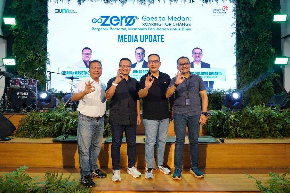 (kiri ke kanan) AVP External Communication Telkom Sabri Rasyid, VP Sustainability Telkom Gunawan Wasisto Ciptaning Andri, SVP Group Sustainability and Corporate Communication Telkom Ahmad Reza, dan EVP Telkom Regional 1 Dwi Pratomo Juniarto pada sesi media update di acara GoZero% Goes to Medan, pada 26 April 2025 (dok. Telkom)