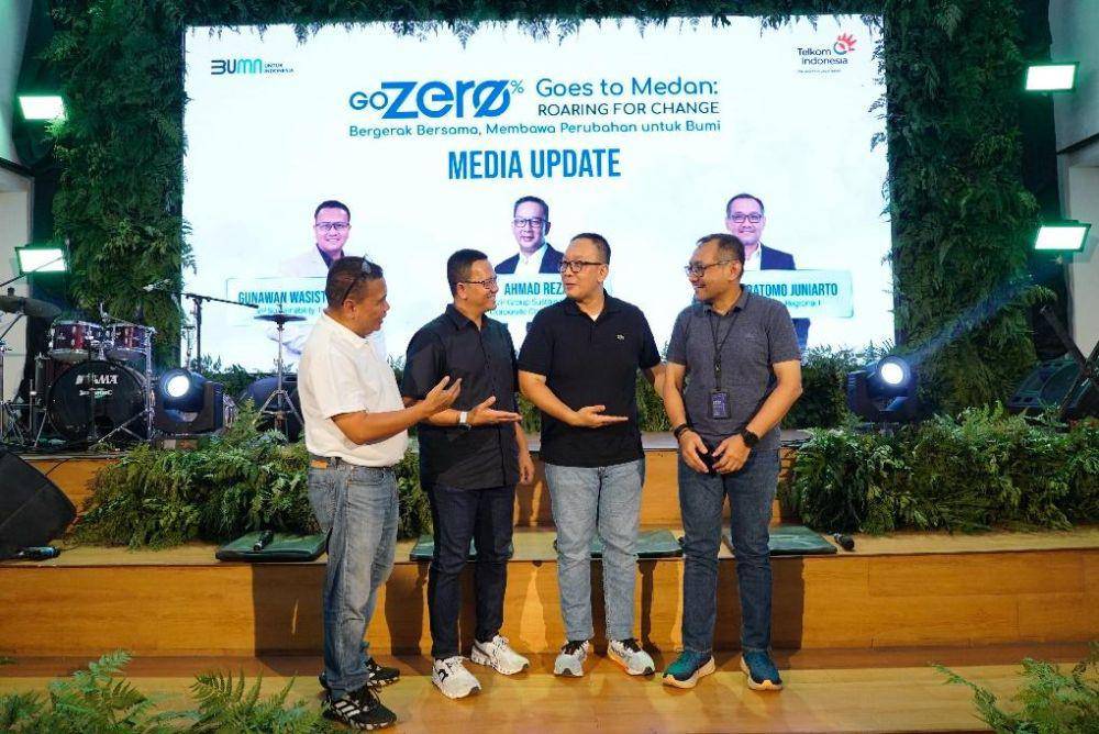 (kiri ke kanan) AVP External Communication Telkom Sabri Rasyid, VP Sustainability Telkom Gunawan Wasisto Ciptaning Andri, SVP Group Sustainability and Corporate Communication Telkom Ahmad Reza, dan EVP Telkom Regional 1 Dwi Pratomo Juniarto pada sesi media update di acara GoZero% Goes to Medan, pada 26 April 2025 (dok. Telkom)