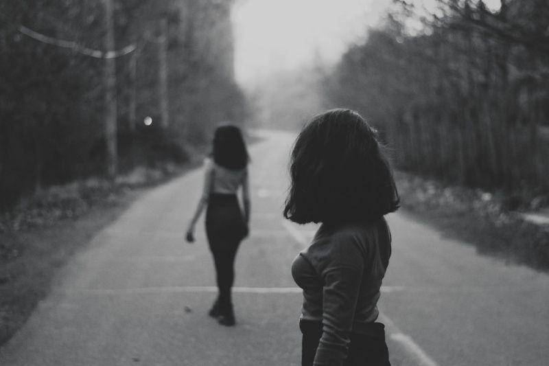 gambar seorang perempuan berjalan menjauh (unsplash.com/Negar Nikkhah)