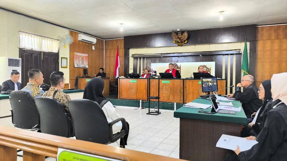 Risnandar, Indra Pomi dan Novin saat duduk di kursi pesakitan sebagai terdakwa untuk mendengarkan dakwaan JPU KPK (IDN Times/ Fanny Rizano)