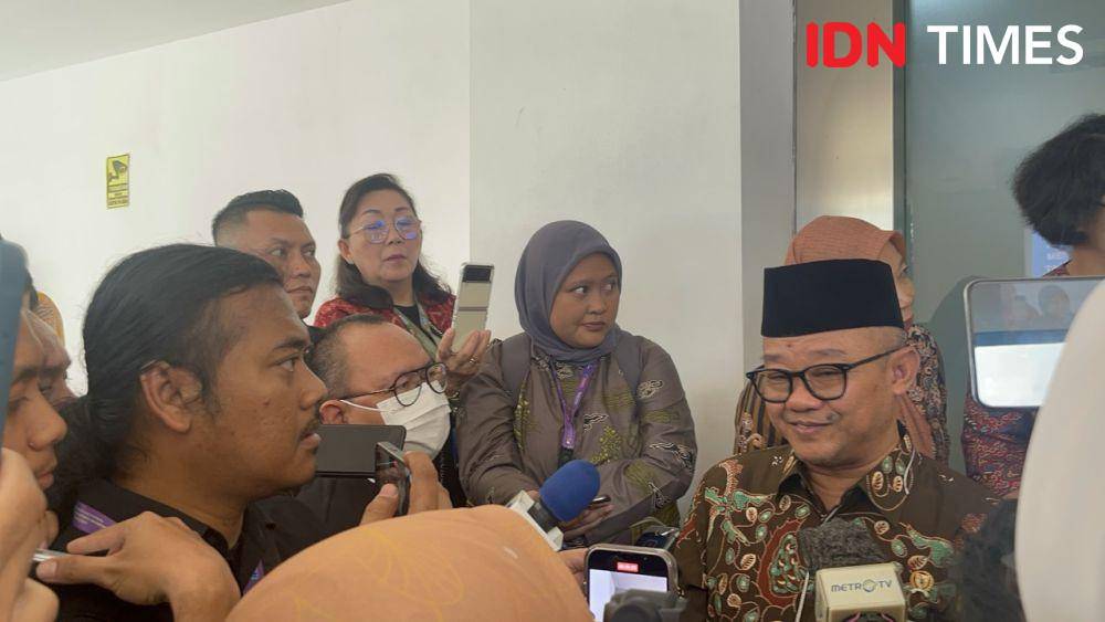 Dedi Mulyadi Larang Wisuda, Mendikdasmen: Boleh Asal Tak Berlebihan