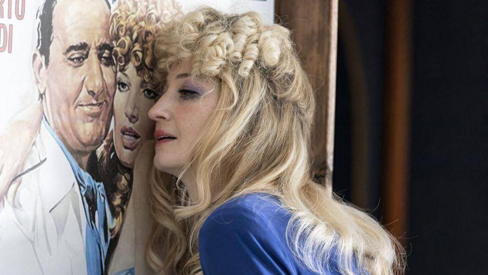 In the Mirror (dok. Stemal Entertainment/In the Mirror)