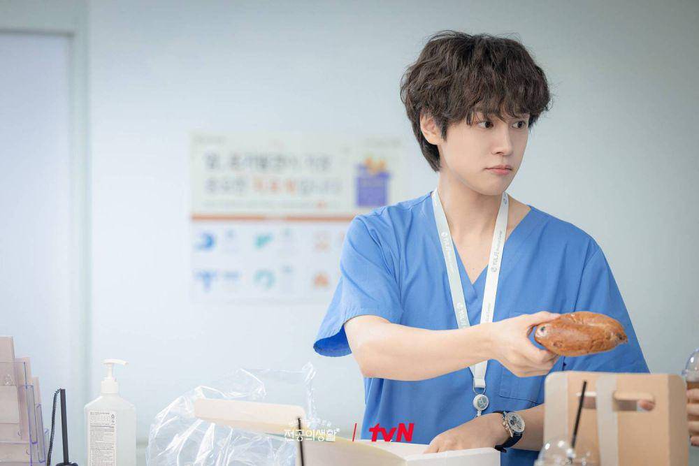 Cuplikan drama Korea Resident Playbook (dok. tvN/Resident Playbook)