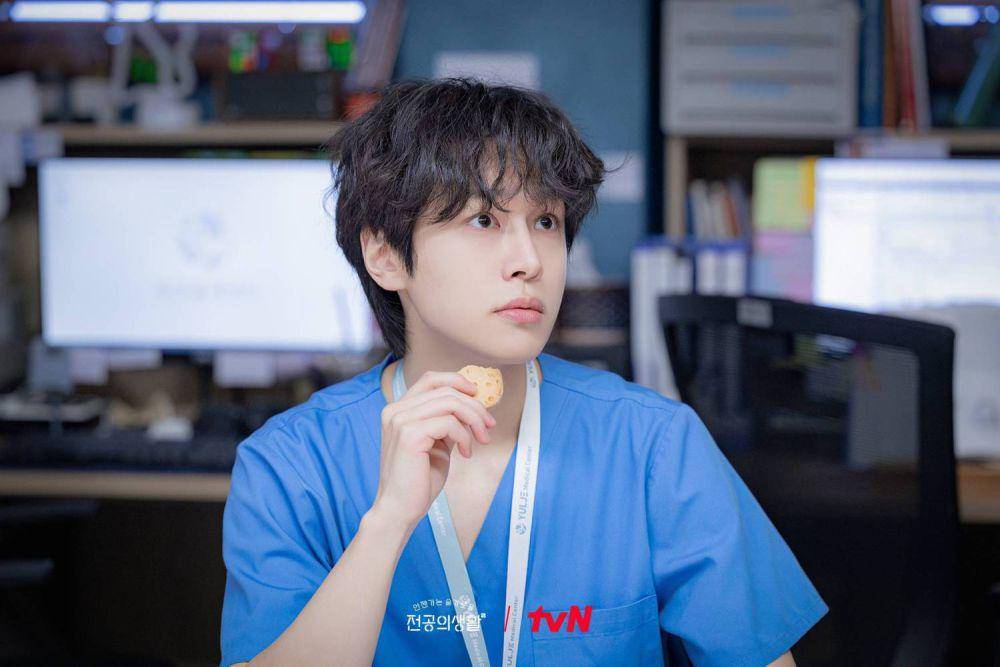 Cuplikan drama Korea Resident Playbook (dok. tvN/Resident Playbook)