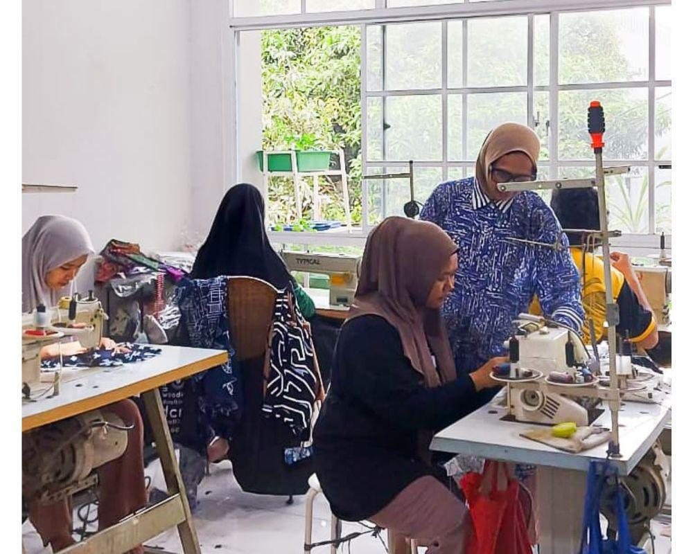 Dara Baro, salah satu UMKM perempuan binaan Pertamina yang bergerak di bidang fesyen berkelanjutan. (dok. Pertamina)