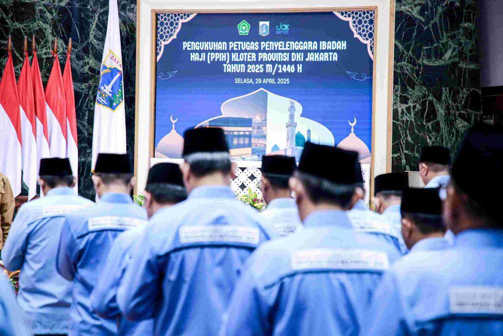 Pengukuhan 120 Petugas Penyelenggara Ibadah Haji (PPIH) Kloter Provinsi DKI Jakarta Tahun 1446 H/2025 di Balai Agung, Balai Kota Jakarta (jakarta.go.id)
