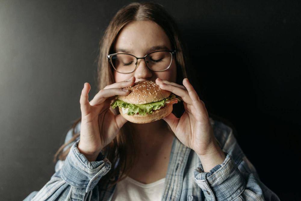 ilustrasi memilih junk food sebagai self reward setelah berhasil diet (pexels.com/pavel danilyuk)