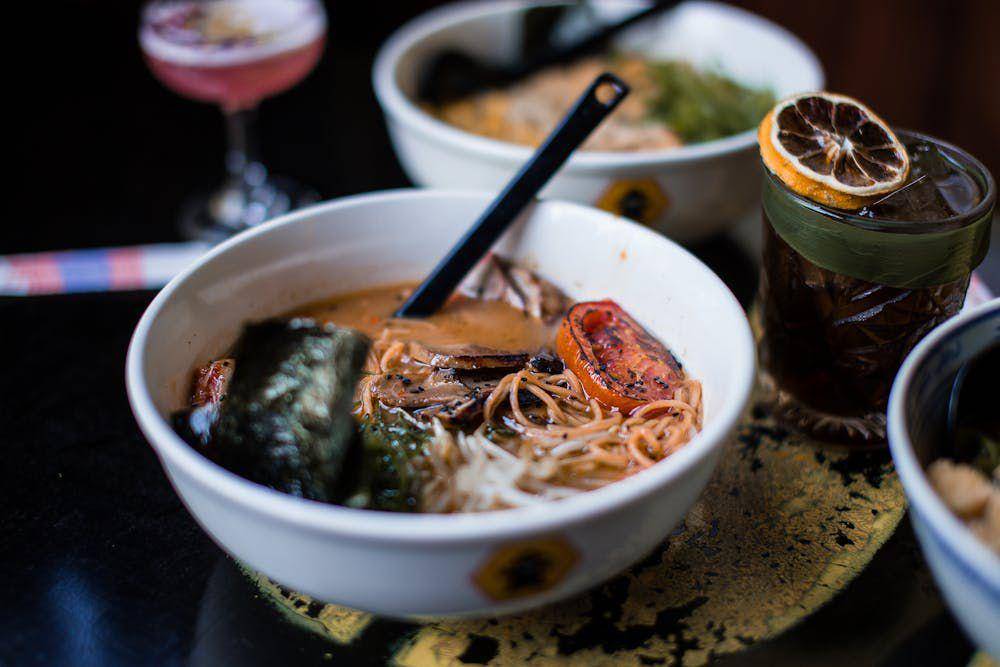 ilustrasi menggunakan sendok untuk makan mie ramen (pexels.com/Rachel Claire)