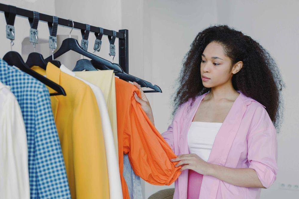 ilustrasi memilih pakaian (pexels.com/Ron Lach)