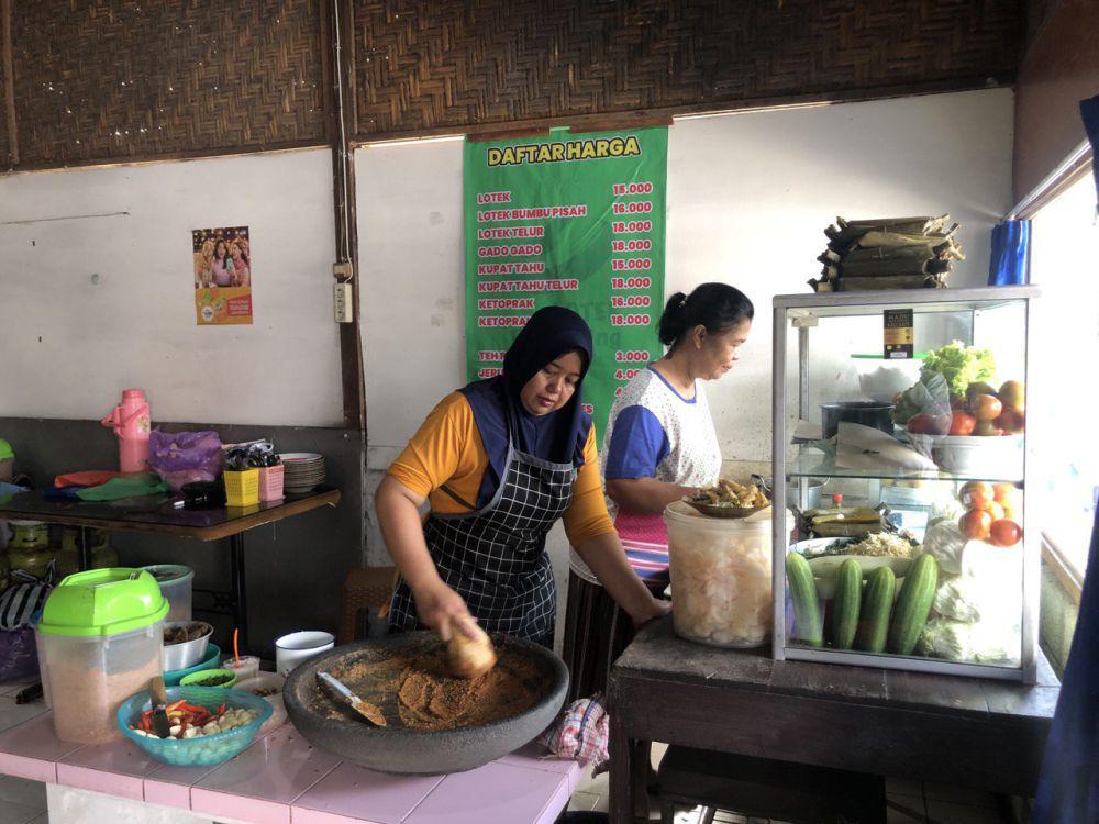 Lotek Bu Ginting, Jagonya Salad Jawa di Jogja Timur