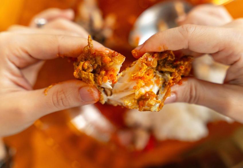 Kenapa Nasi Padang Lebih Enak Dimakan Pakai Tangan? Ini Penjelasannya!