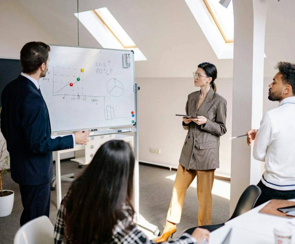 ilustrasi diskusi kerja (Pexels.com/Yan Krukau)