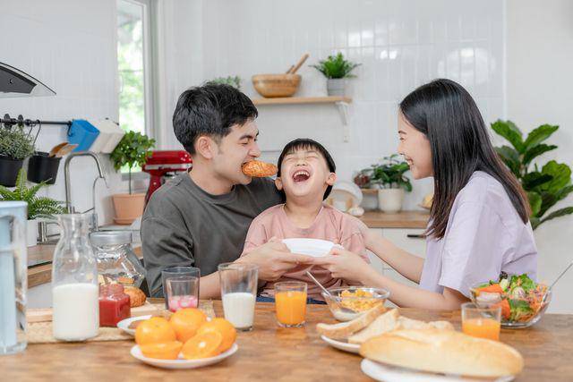 ilustrasi makan bersama keluarga (vecteezy.com/nuttawan jayawan)