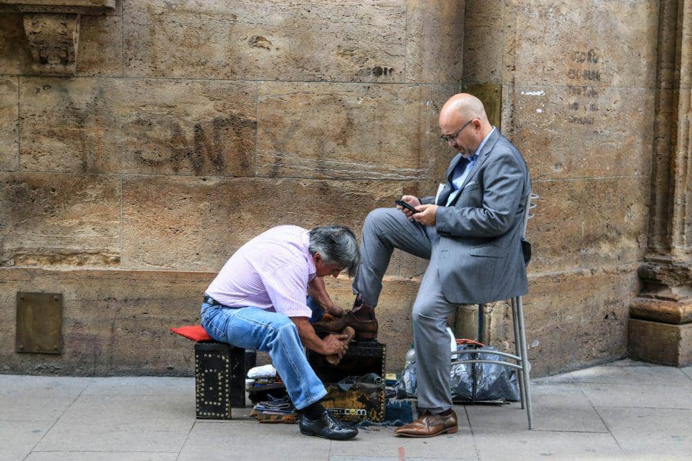 Ilustrasi seorang penyemir sepatu