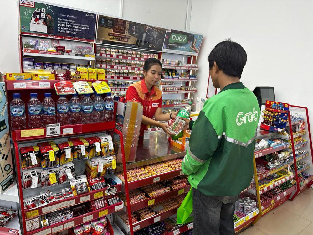 Alfamart dan Sprite Berbagi Kebaikan dengan 20 Ribu Mitra Grab