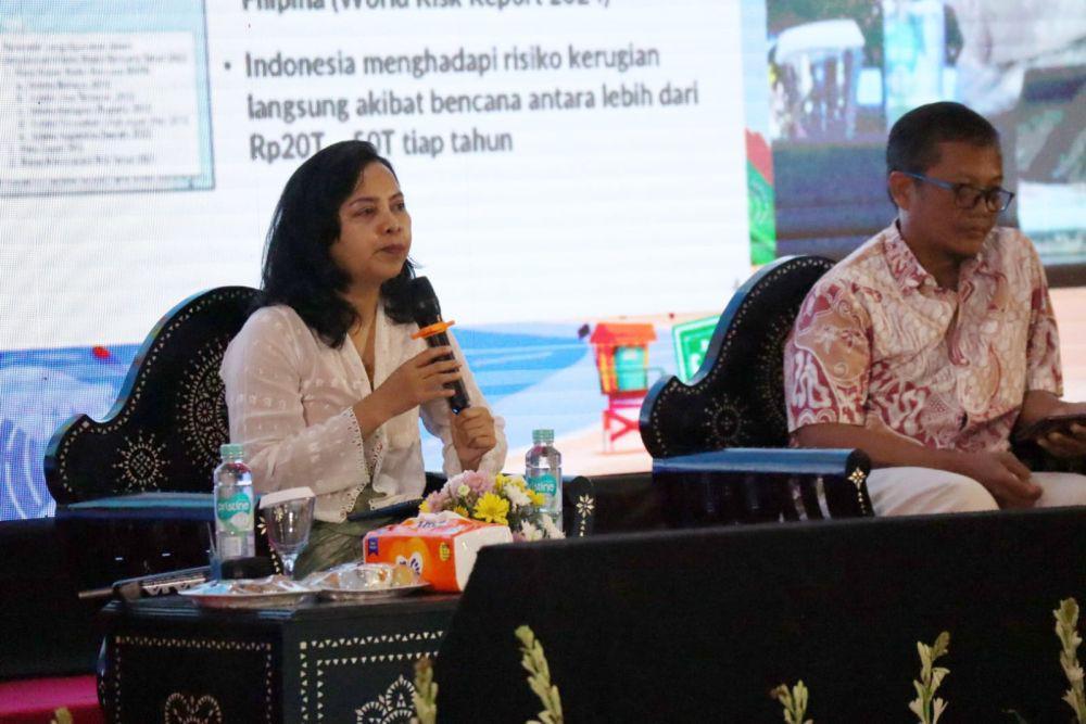 Kepala Pusat Kebijakan Regional dan Bilateral, Badan Kebijakan Fiskal, Kementerian Keuangan, Yogi Rahmayanti (kiri) saat Sosialisasi Pemanfaatan Dana Bersama Penanggulangan Bencana di Kota Mataram, Provinsi Nusa Tenggara Barat, Senin (28/4/2025) (bnpb.go.id))