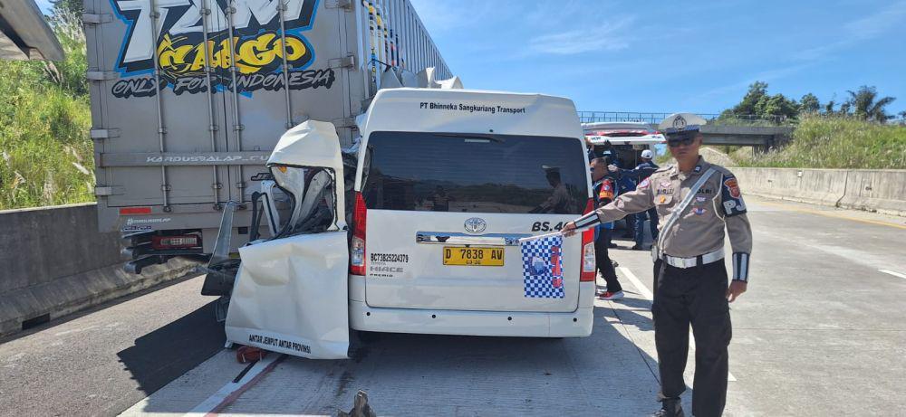 Polisi Amankan Sopir Travel Tabrakan di Cisumdawu, Belum Tersangka