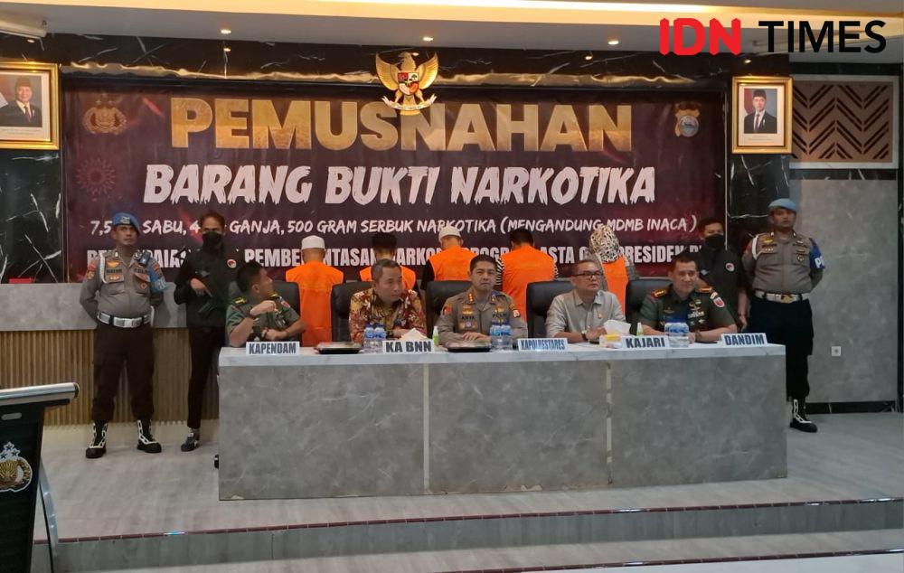 Polrestabes) Makassar memusnahkan barang bukti narkotika seberat total 12 kilogram, Selasa (29/4/2025). IDN Times/Darsil Yahya