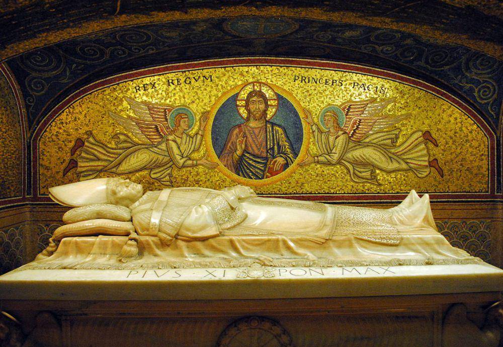 Makam Paus Pius XI di ruang bawah tanah Basilika Santo Petrus. (commons.wikimedia.org/Kostisl)
