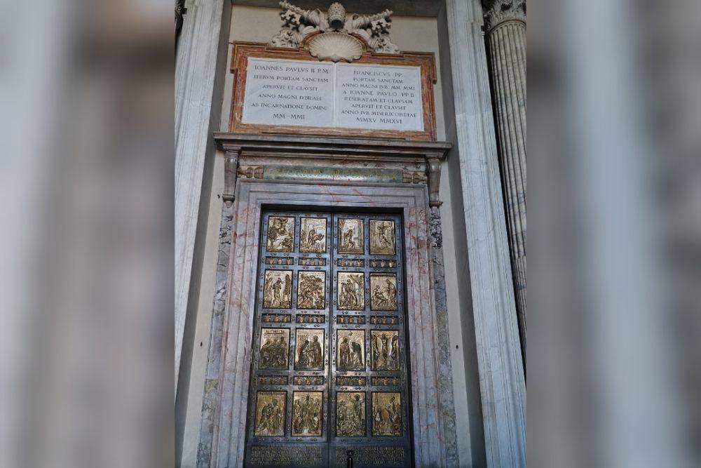 "Pintu Suci" di Basilika Santo Petrus. (commons.wikimedia.org/Deb Nystrom)
