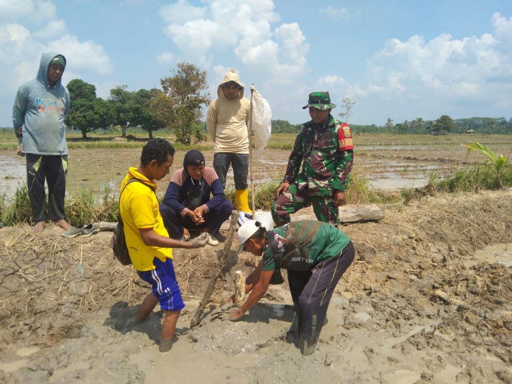 Warga Panik, Sumur Bor Irigasi Sawah di Desa Mengulak Keluarkan Gas