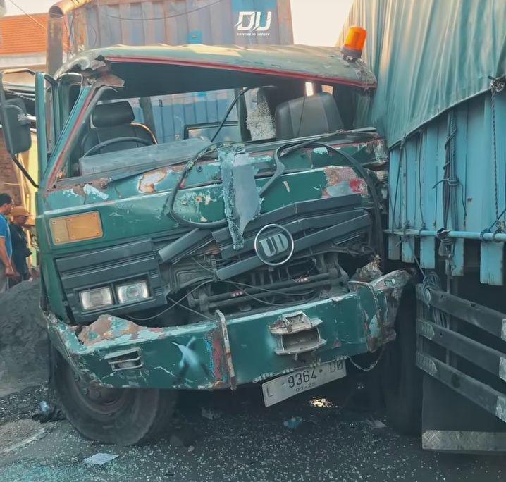 Truk Kontainer Tabrak Sejumlah Kendaraan di Driyorejo Gresik