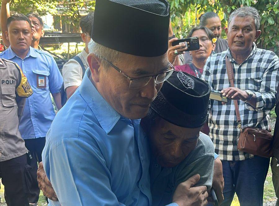 Bupati Bantul, Abdul Halim Muslih dan sambangi rumah Mbah Tupon.(IDN Times/Daruwaskita)