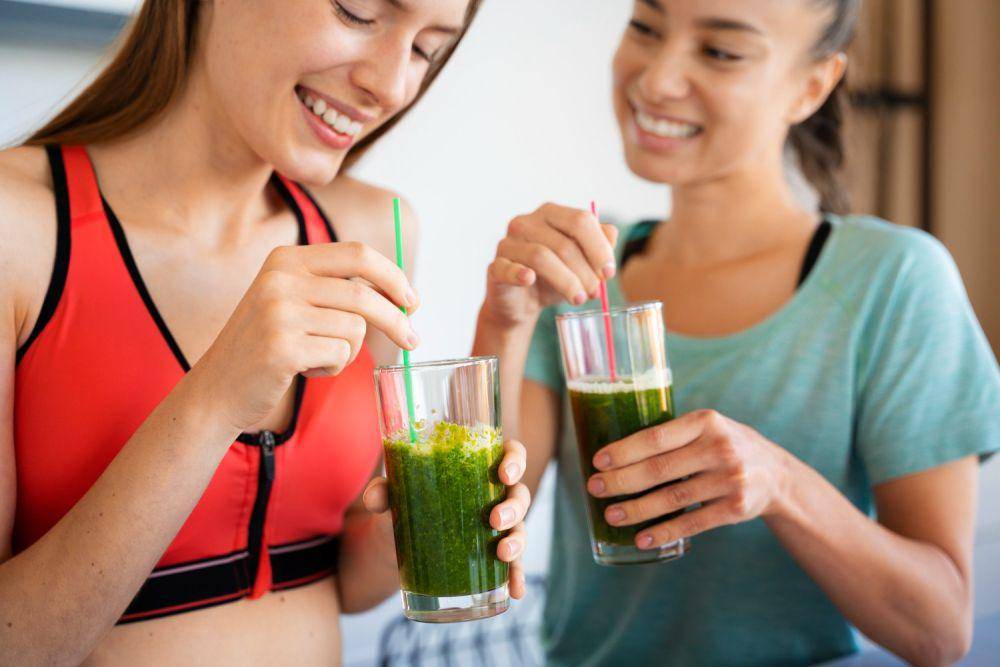 Ilustrasi wanita minum jus (freepik.com/freepik)
