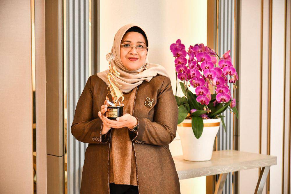 Direktur Pemasaran & Pengembangan Produk PT Pegadaian, Elvi Rofiqotul Hidayah menerima penghargaan Women’s Inspiration Awards 2025 pada kategori Women in Business Leadership, subkategori Creating Indonesia’s 1st Gold Bank. Kegiatan yang diselenggarakan di Jakarta, pada Selasa (29/04) (dok. Pegadaian)