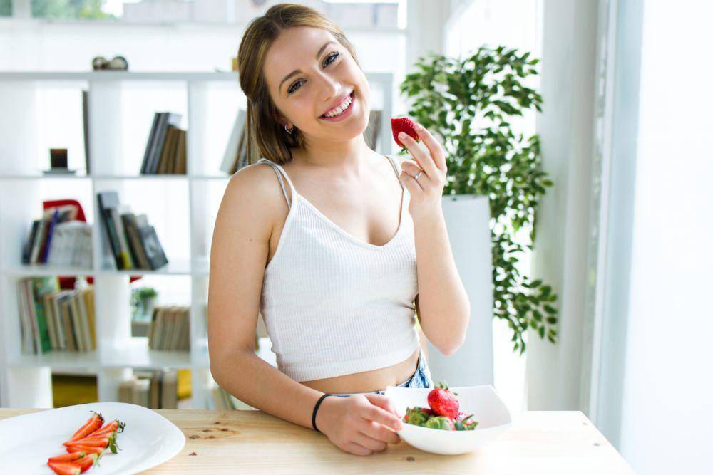 Ilustrasi wanita makan buah (freepik.com/nensuria)