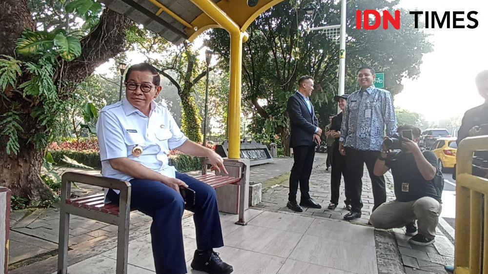 Gubernur Pramono Anung naik transportasi umum di hari pertama pemberlakuan Ingub, Rabu (30/4/2025). (IDN Times/Dini Suciatiningrum)
