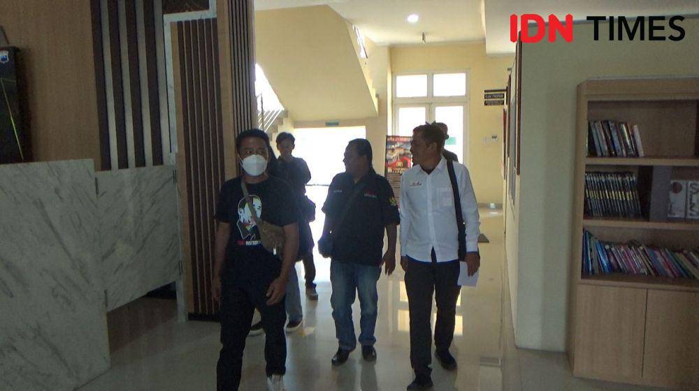 Relawan Alap-Alap Jokowi melakukan pelaporan terkait ijazah palsu di Polresta Surakarta. (IDN Times/Larasati Rey)