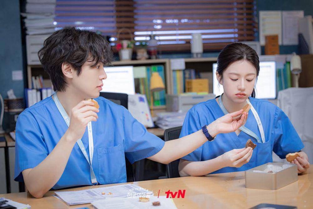 still cut drama Korea Resident Playbook (instagram.com/tvn_drama)